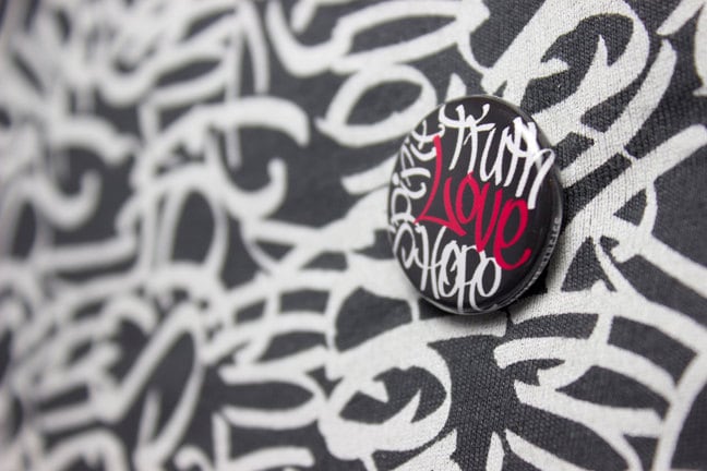 Love Pin Graffiti | Rot/Schwarz 1"/ "Kostenloser Versand" von SST3NYC