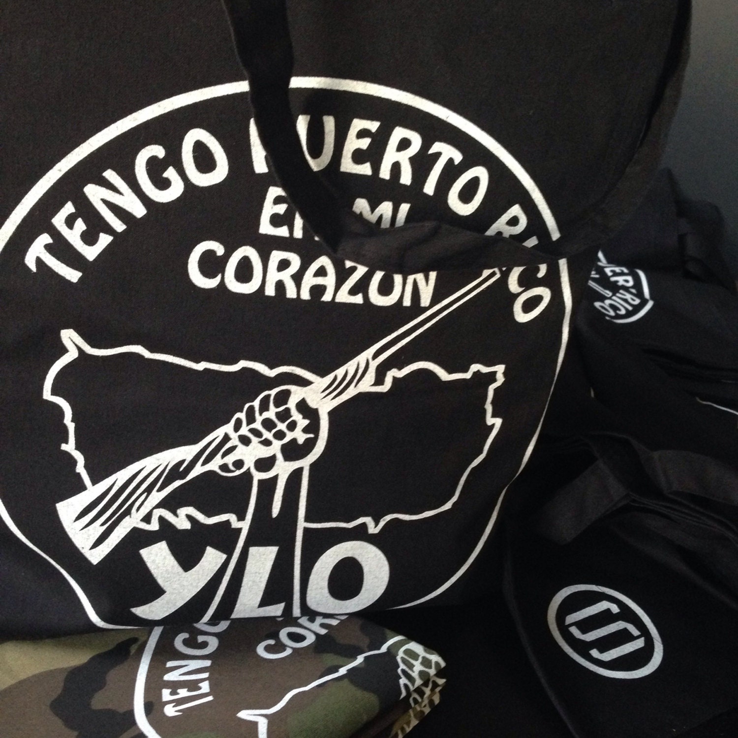 Young Lords Organisation Schwarz Canvas Tragetaschen/" von SST3NYC