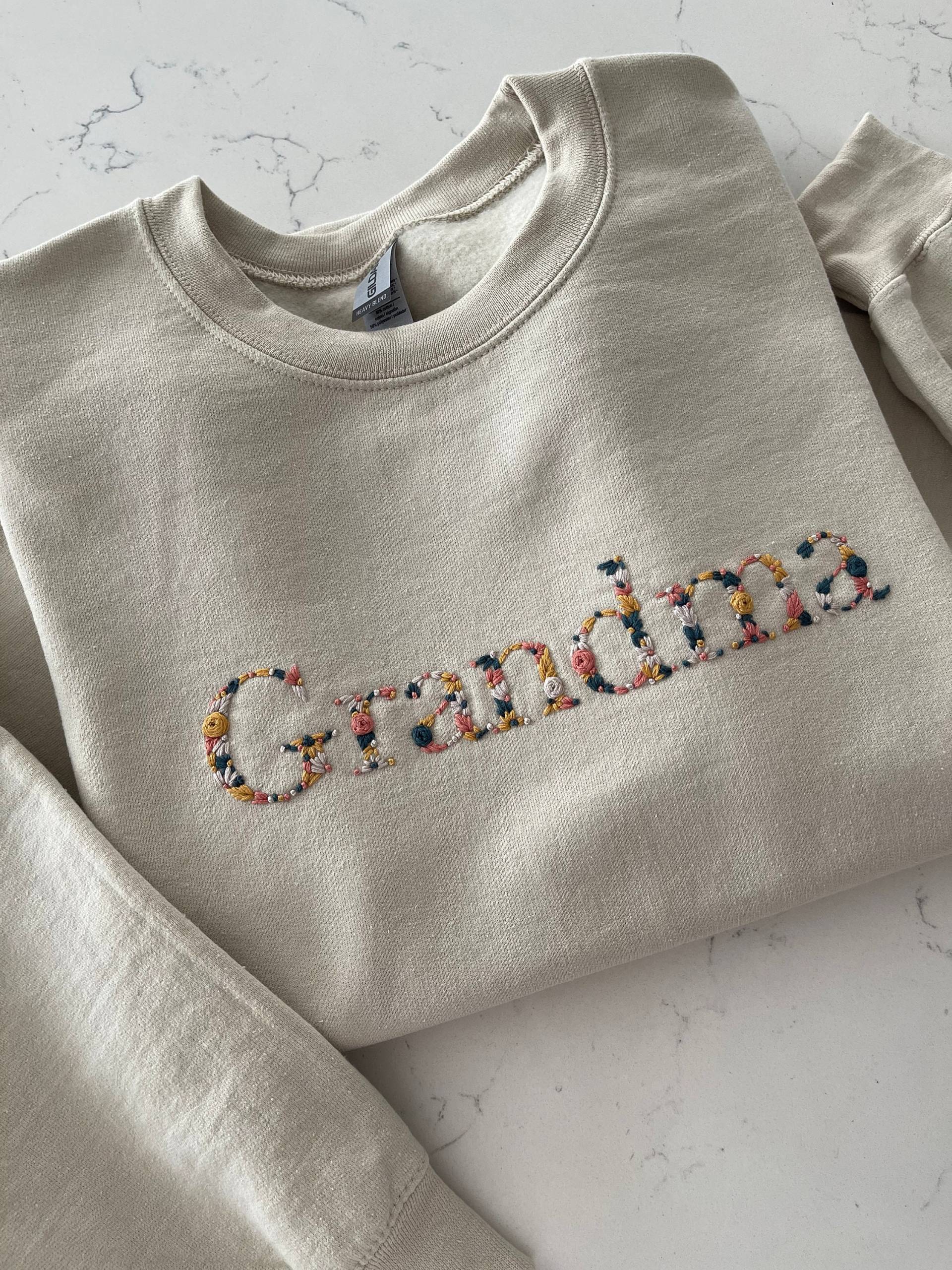 Oma Personalisiertes Gesticktes Sweatshirt, Namen Auf Ärmel, Mit Blumen Gestickte Buchstaben Rundhalsausschnitt, Geschenke, Muttertagsgeschenk Oma Personalisiertes Gesticktes Sweatshirt, Namen Auf Ärmel, Mit Blumen Gestickte Buchstaben Rundhalsausschnitt, Geschenke, Muttertagsgeschenk von SSatinStitch