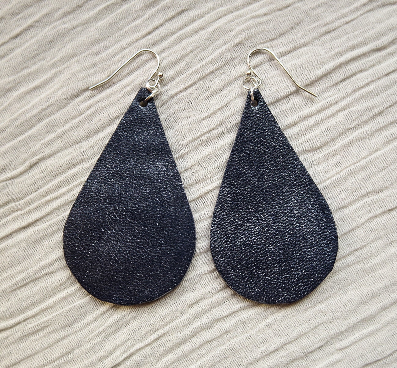 Dunkel Blau Silber Leder, Lederohrringe, Teardrop Lederohrringe von SShBoutique
