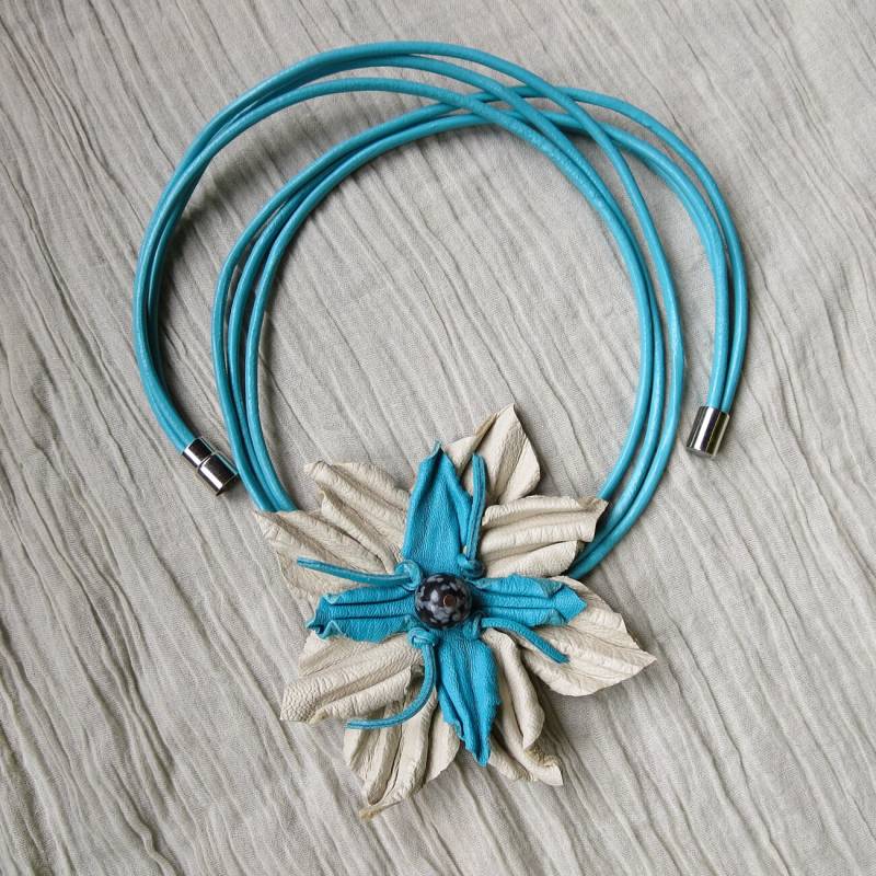 Mutige Blumen-Lederkette in Petrol Und Ecru, Umweltfreundliche Statement-Halskette, Petrol-Leder-Halskette von SShBoutique