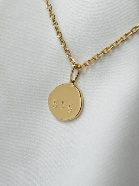 ST'ATOUR ANGEL NUMBERS 555 // Kette mit persönlicher Glückszahl 555 ST'ATOUR ANGEL NUMBERS 555 // Kette mit persönlicher Glückszahl 555 von ST'ATOUR