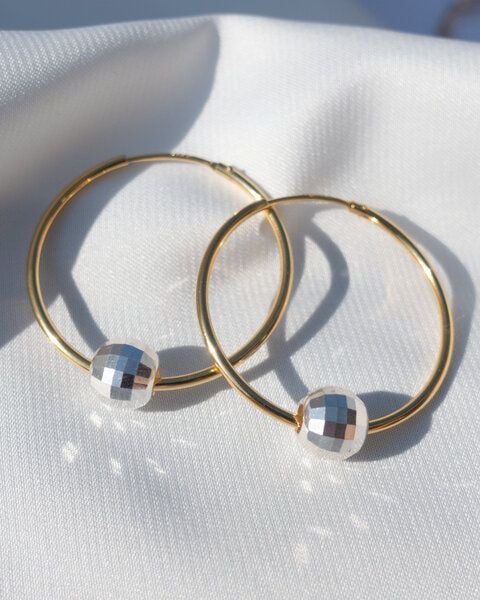 ST'ATOUR DIONA – große Creolen mit Discokugel-Detail von ST'ATOUR