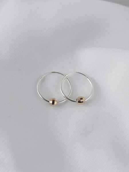 ST'ATOUR DIONA – mittlere Creolen mit Discokugel-Detail von ST'ATOUR