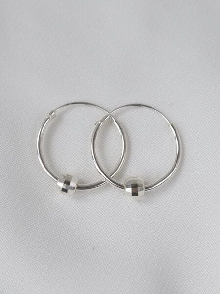 ST'ATOUR DIONA – mittlere Creolen mit Discokugel-Detail von ST'ATOUR