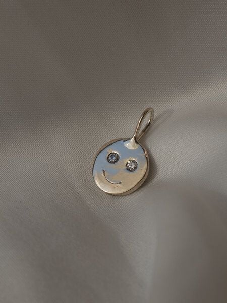 ST'ATOUR HAPPY FACE – Anhänger aus recyceltem Silber oder Gold mit lab grown Diamanten von ST'ATOUR