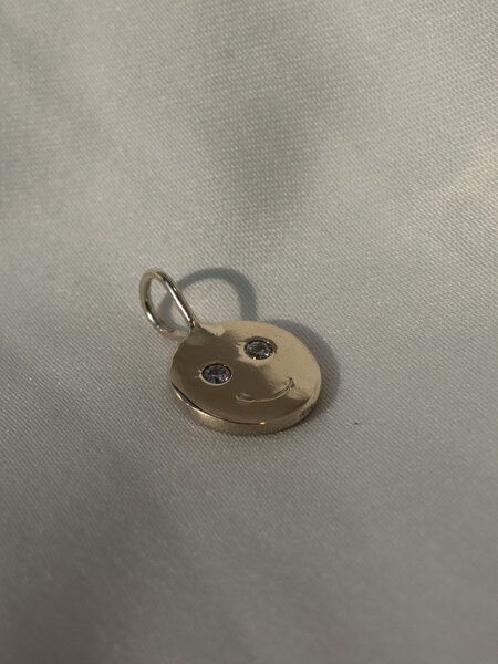 ST'ATOUR HAPPY FACE – Anhänger aus recyceltem Silber oder Gold mit lab grown Diamanten von ST'ATOUR