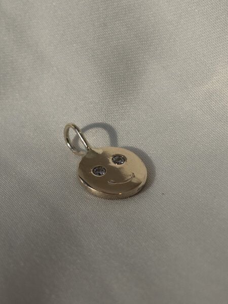 ST'ATOUR HAPPY FACE – Anhänger aus recyceltem Silber oder Gold mit lab grown Diamanten von ST'ATOUR
