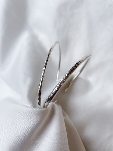 ST'ATOUR XENIA - Set aus 2 gehämmerten Armreifen von ST'ATOUR