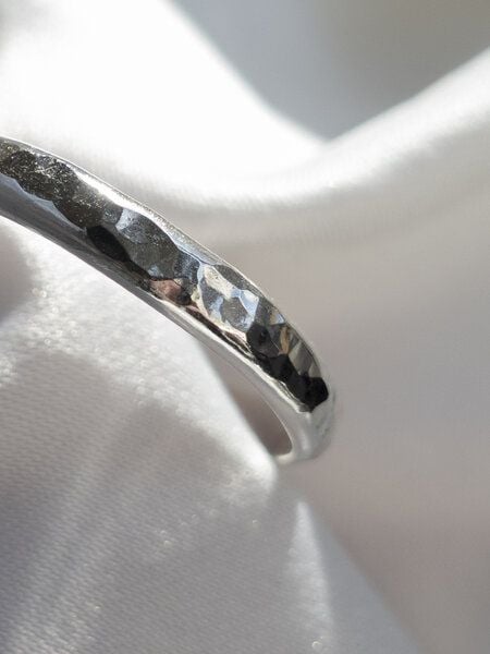 ST'ATOUR YETTA MEDIUM - gehämmerter Ring von ST'ATOUR