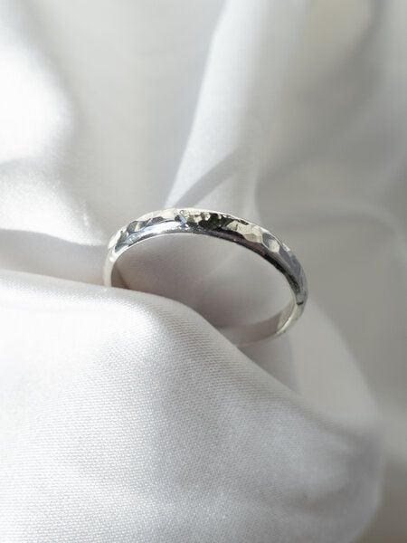 ST'ATOUR YETTA MEDIUM - gehämmerter Ring von ST'ATOUR