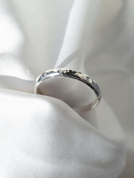 ST'ATOUR YETTA MEDIUM - gehämmerter Ring von ST'ATOUR