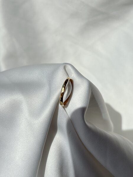 ST'ATOUR YETTA THIN - gehämmerter Ring von ST'ATOUR