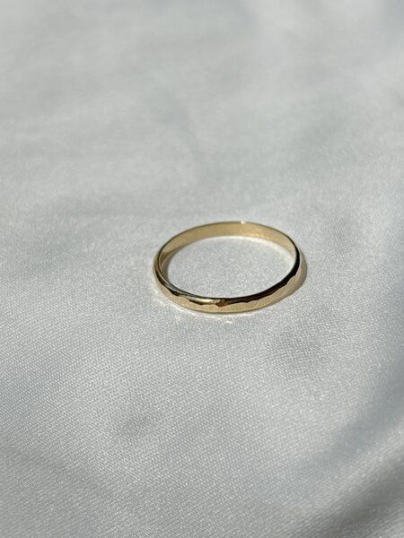 ST'ATOUR YETTA THIN - gehämmerter Ring von ST'ATOUR