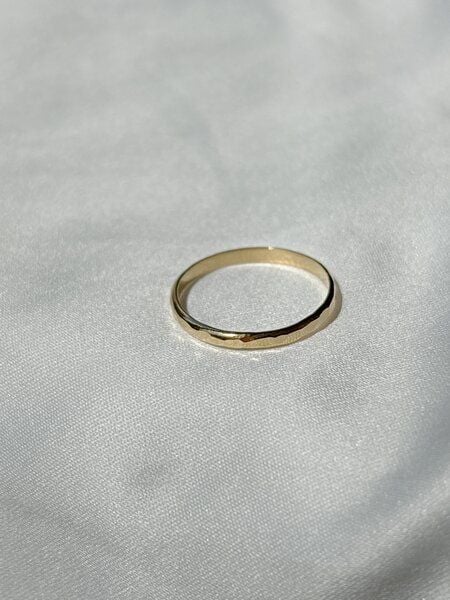 ST'ATOUR YETTA THIN - gehämmerter Ring von ST'ATOUR