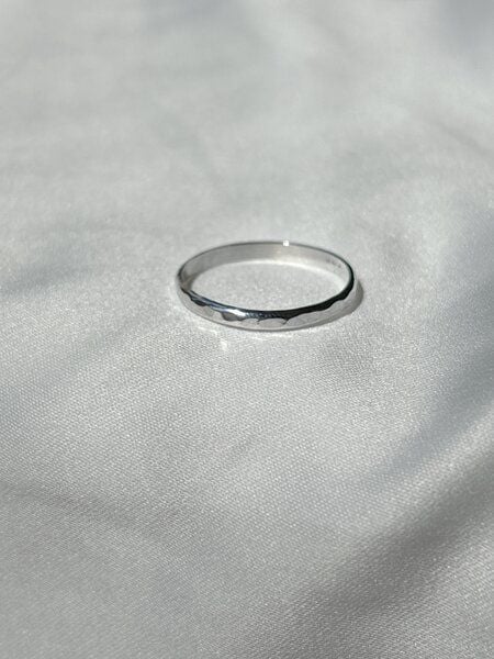 ST'ATOUR YETTA THIN - gehämmerter Ring von ST'ATOUR