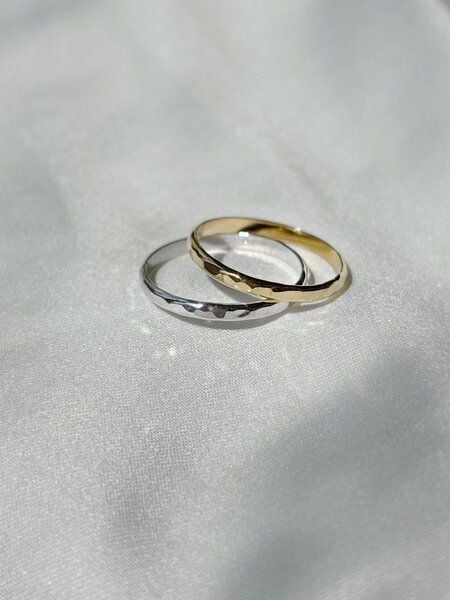 ST'ATOUR YETTA THIN - gehämmerter Ring von ST'ATOUR