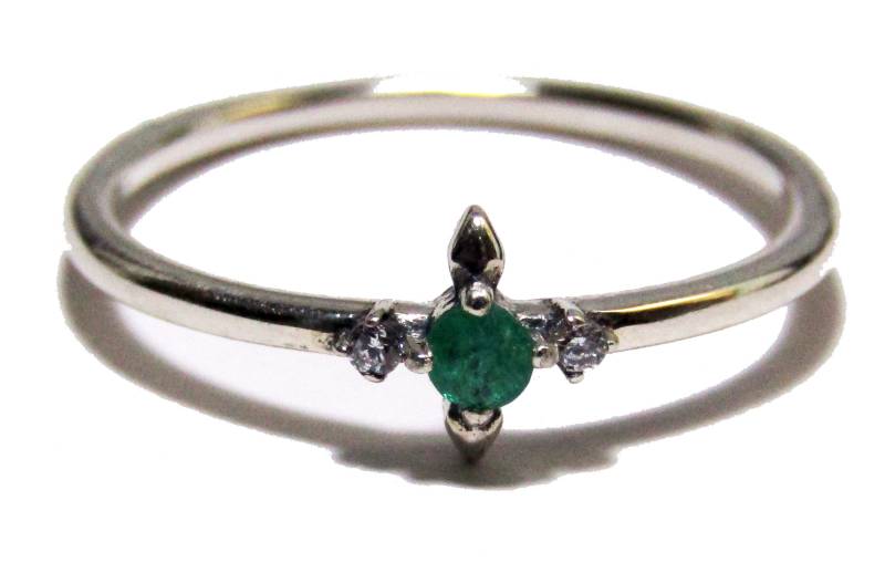 Ring Aus Sterlingsilber Mit Smaragd von STANDofSTONES