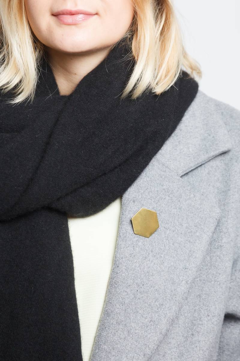 Hexagon Brosche Brass Geometrie von STATEOFAJewellery