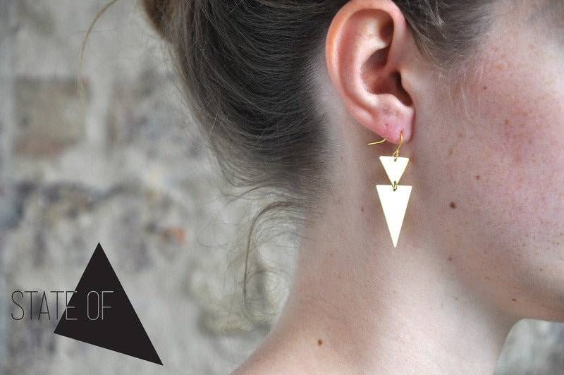 Messing Ohrringe Dreieck Geometrie Minimalistisch von STATEOFAJewellery