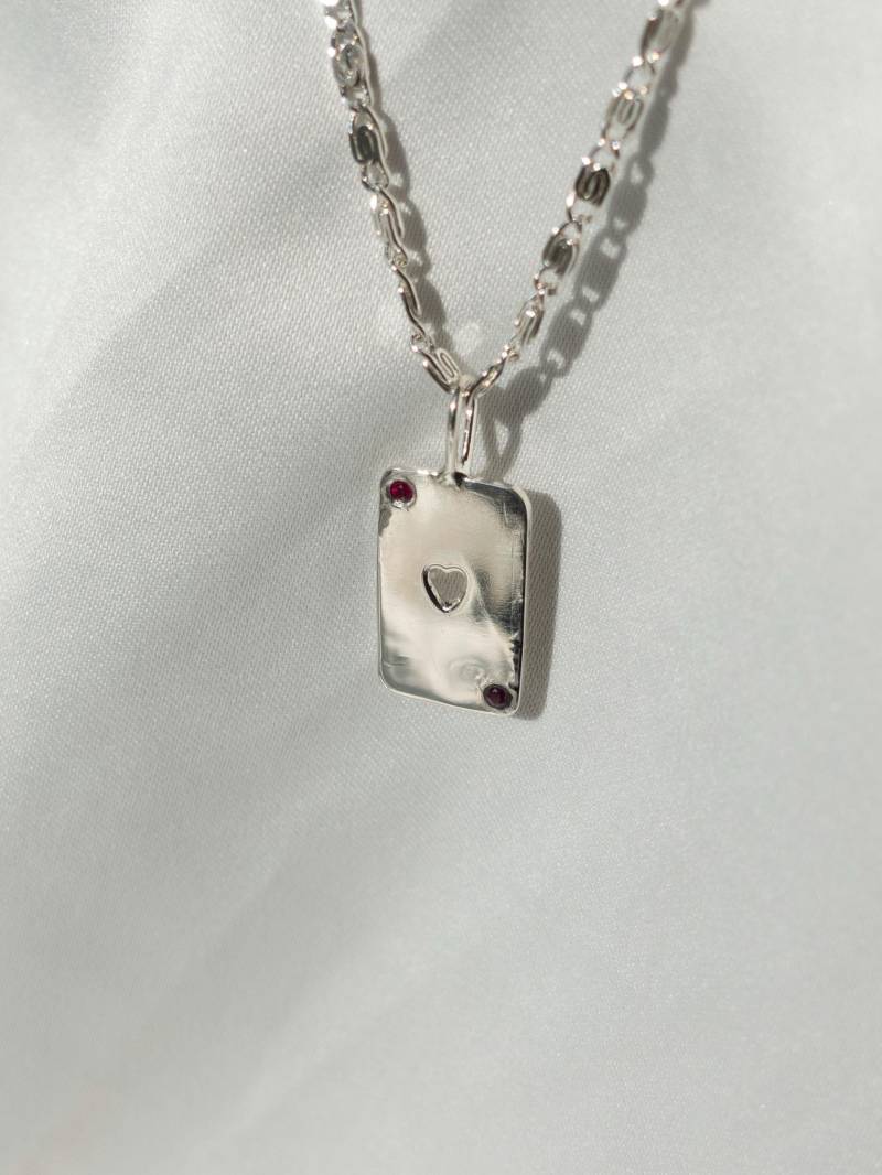 Ace Of Hearts Anhänger Aus Silber Oder Gold - Kettenanhänger Mit Herz & Rubinen Handmade Schmuck Spielkarte Symbol Unisex von STATOUR