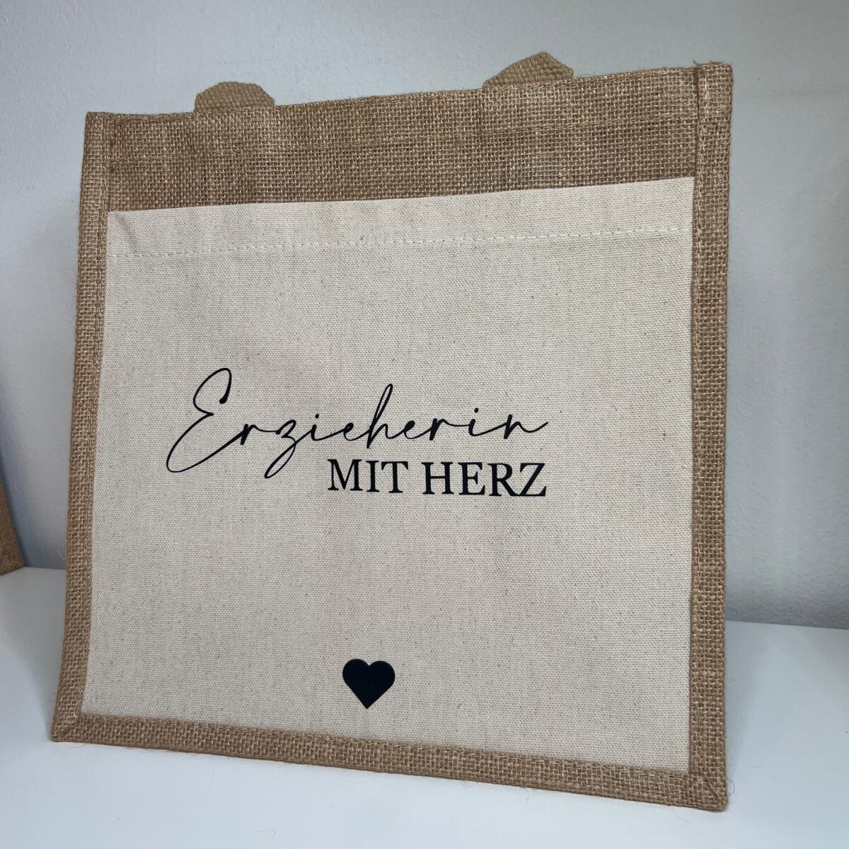 Hebamme | Lehrerin Erzieherin Geschenk Jutetasche Mit Herz Logo von STDESIGNN