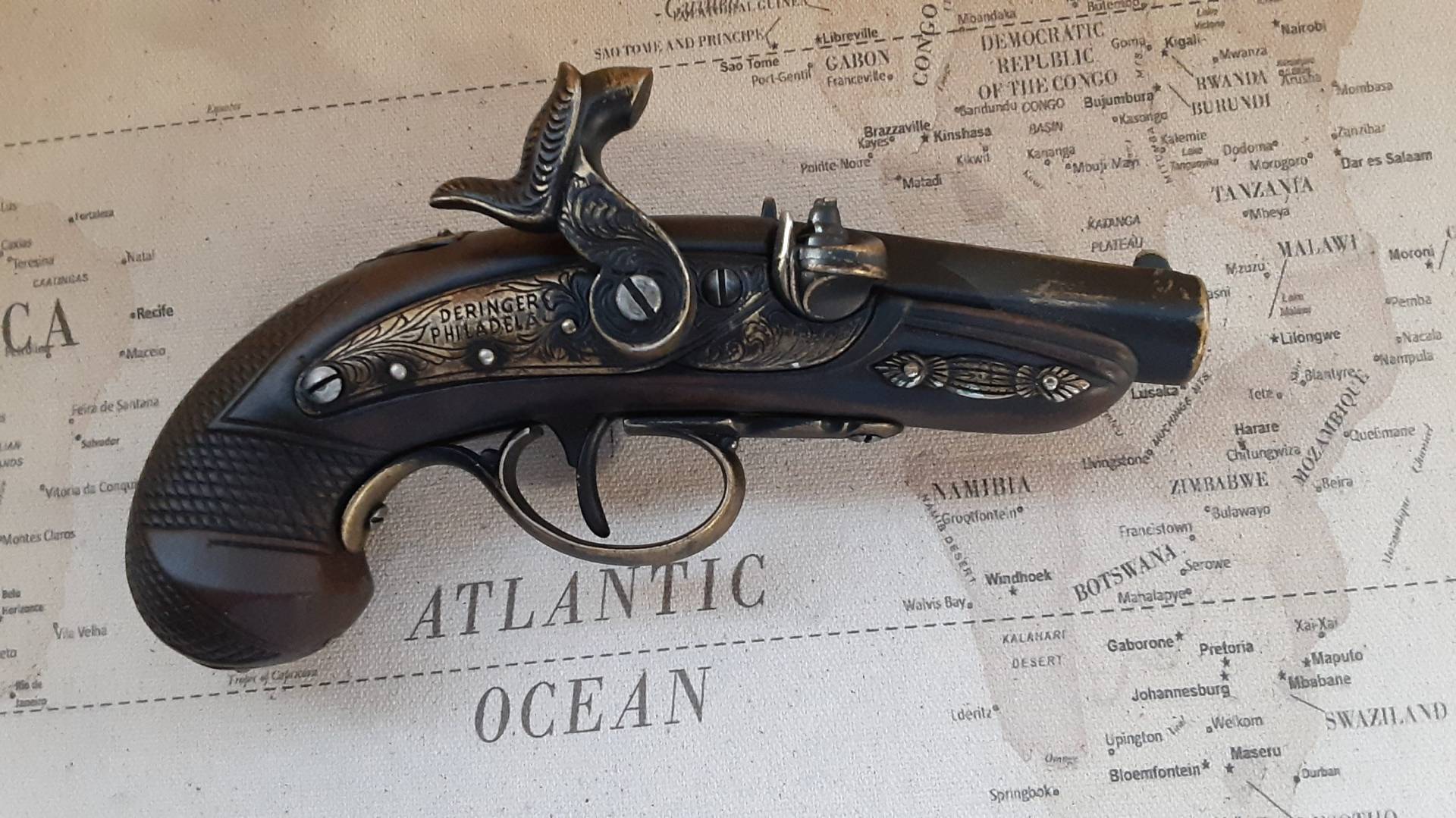 Rechtshänder Steampunk-Stil Im 18.jahrhundert Gealtert Nicht Schießender Philadelphia Derringer Steinschloss Rechtshänder Steampunk-Stil Im 18.jahrhundert Gealtert Nicht Schießender Philadelphia Derringer Steinschloss von STEAMFORGEDSTUDIOS