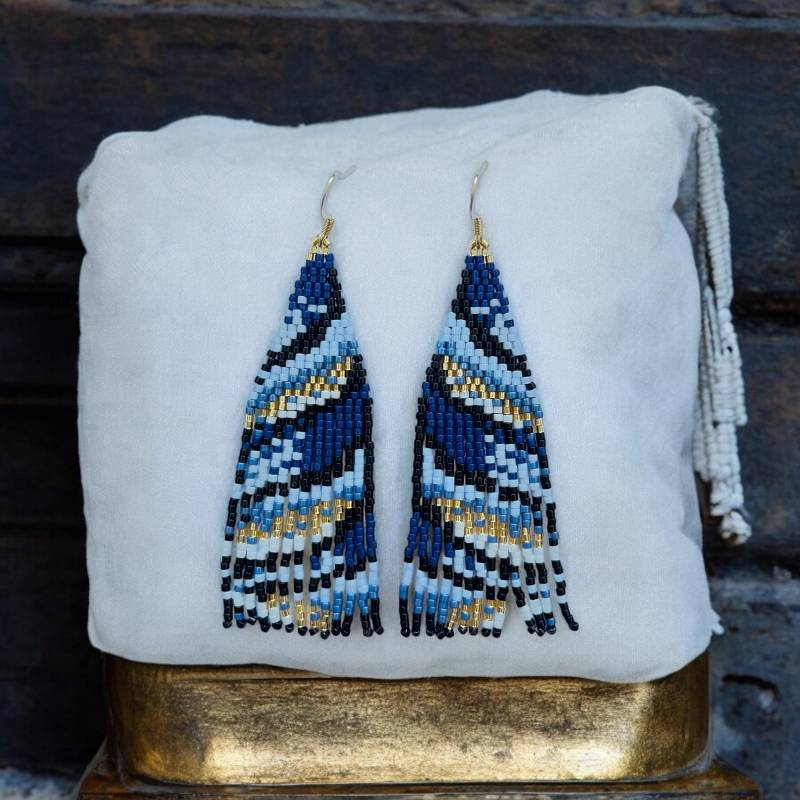 Blaue Fransen-Samen-Perlen-Ohrringe, Abstrakte Baumeln Sie Goldakzente Ohrringe von STEFKAjewelry