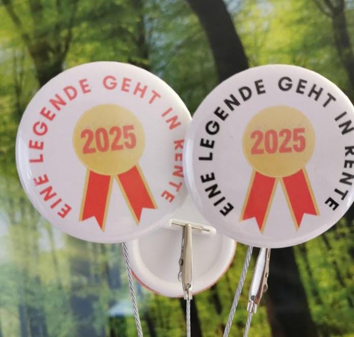 Ansteckbutton Eine Legende Geht in Rente Geschenk Abschied Kollegen Kollegin Button Pin Erinnerung Abzeichen Rentnerin Anstecknadel Pension Ansteckbutton Eine Legende Geht in Rente Geschenk Abschied Kollegen Kollegin Button Pin Erinnerung Abzeichen Rentnerin Anstecknadel Pension von STEHhuebsch
