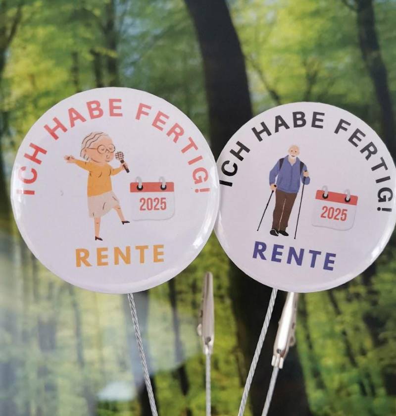 Ansteckbutton Rente Geschenk Abschied Kollegen 59mm Button Pin Erinnerung Abzeichen Rentnerin Anstecknadel Pension Ich Habe Fertig Ansteckbutton Rente Geschenk Abschied Kollegen 59mm Button Pin Erinnerung Abzeichen Rentnerin Anstecknadel Pension Ich Habe Fertig von STEHhuebsch