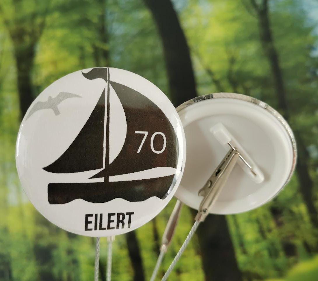 Button Pin Maritim Segelboot Segler Möwe Boot Runder Geburtstag Geschenkverpackung Ansteckknopf Geschenk Anstecknadel Mitbringsel Abzeichen Button Pin Maritim Segelboot Segler Möwe Boot Runder Geburtstag Geschenkverpackung Ansteckknopf Geschenk Anstecknadel Mitbringsel Abzeichen von STEHhuebsch