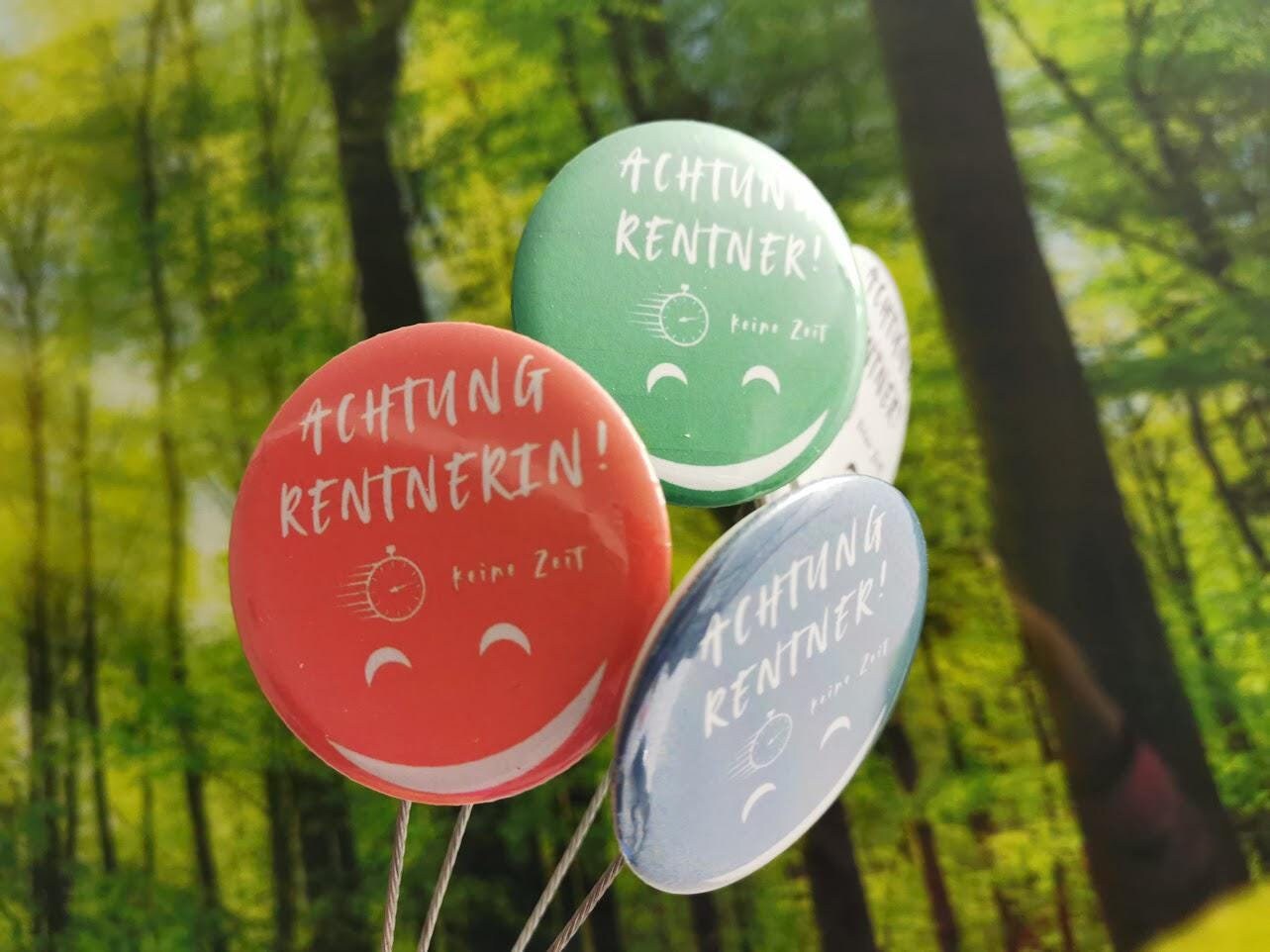 Button Rente Geschenk Pin Achtung Rentnerin Abschied Kollegen Firma Ansteckknopf Abzeichen Anstecknadel 59mm Button Rente Geschenk Pin Achtung Rentnerin Abschied Kollegen Firma Ansteckknopf Abzeichen Anstecknadel 59mm von STEHhuebsch