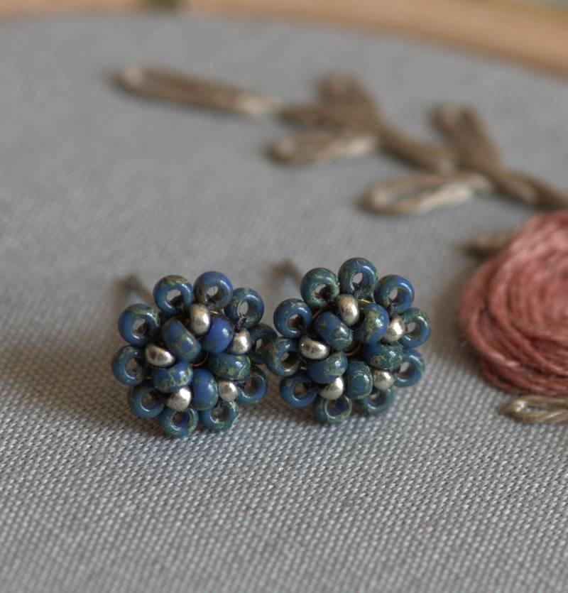 Ohrstecker Blüte Aus Glasperlen Dunkelblau Silber, Winzige Blümchen Von Hand Genäht Ohrstecker Blüte Aus Glasperlen Dunkelblau Silber, Winzige Blümchen Von Hand Genäht von STERNchenKrawutschke