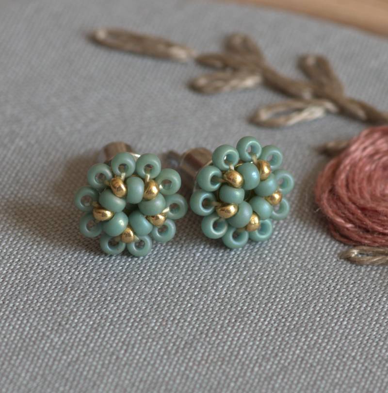Ohrstecker Blüte Aus Glasperlen Eukalyptus Blau, Winzige Blümchen Ohrringe Von Hand Genäht Ohrstecker Blüte Aus Glasperlen Eukalyptus Blau, Winzige Blümchen Ohrringe Von Hand Genäht von STERNchenKrawutschke
