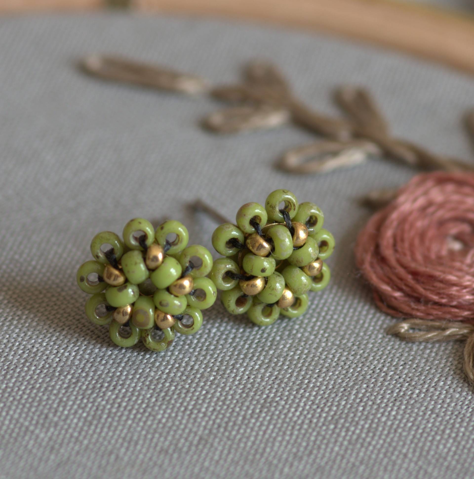 Ohrstecker Blüte Aus Glasperlen Grün Gold, Winzige Blümchen Von Hand Genäht Ohrstecker Blüte Aus Glasperlen Grün Gold, Winzige Blümchen Von Hand Genäht von STERNchenKrawutschke