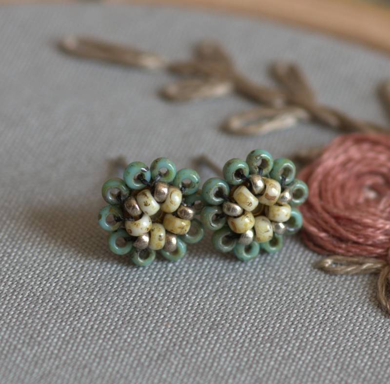 Ohrstecker Blüte Aus Glasperlen Türkis Hellgelb Silber, Winzige Blümchen Von Hand Genäht Ohrstecker Blüte Aus Glasperlen Türkis Hellgelb Silber, Winzige Blümchen Von Hand Genäht von STERNchenKrawutschke