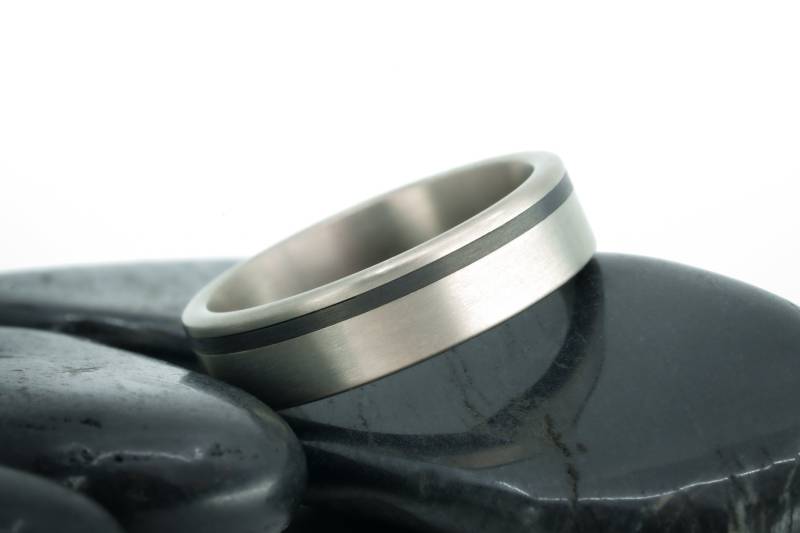 Senna Herren Titan Ehering Mit Carbon Inlay. Optional Gravur. Comfort-Fit Innenausstattung von STOBERI