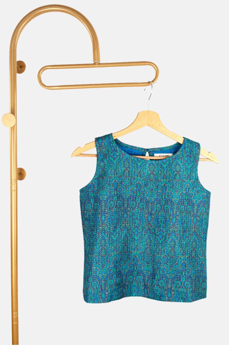 Besticktes Tussar Seiden Tank Top Handgefertigter Holzknopf von STOVARIA