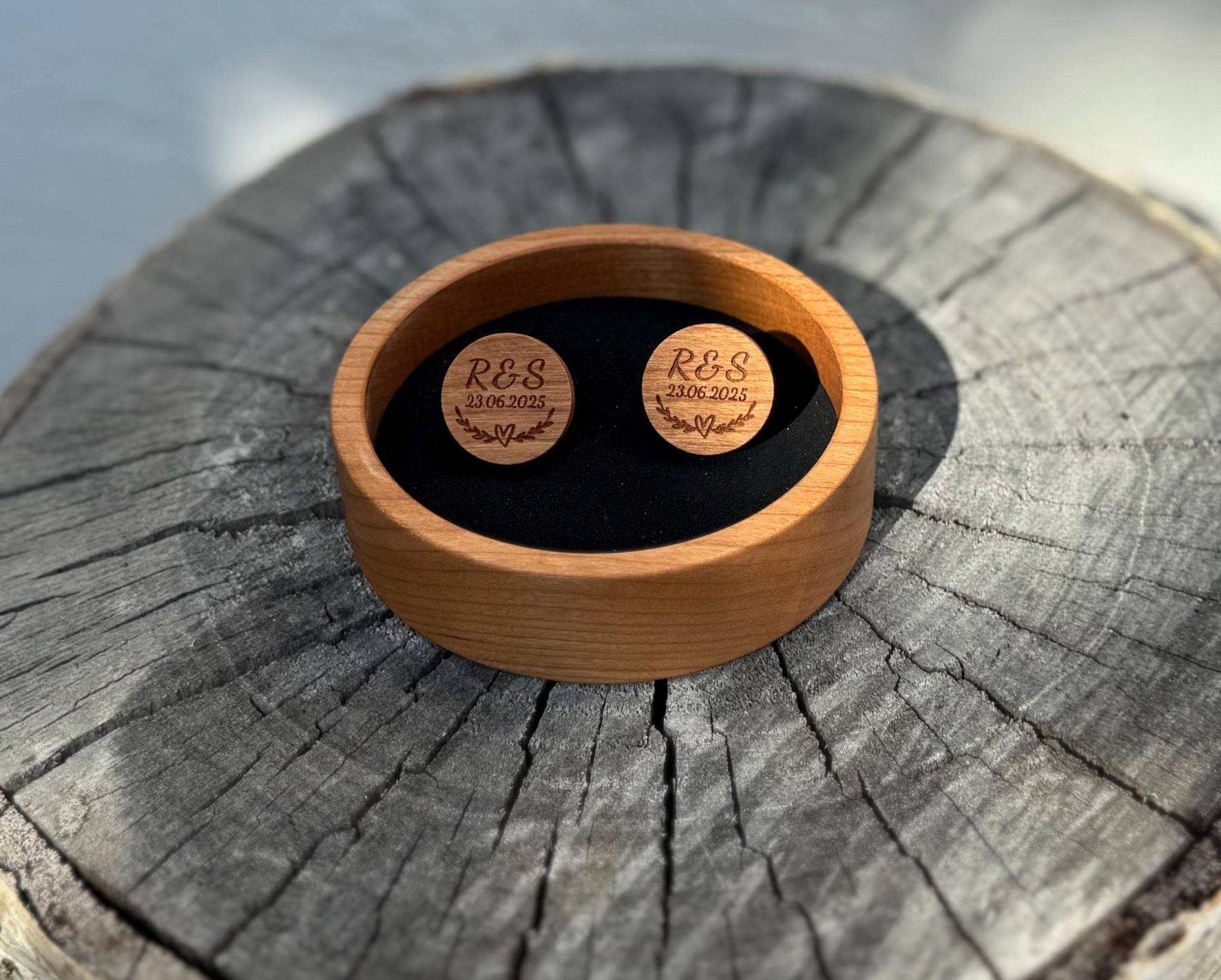 Runde Manschettenknöpfe Aus Holz, Individuell Personalisiert Mit 50 Verschiedenen Gravuren, Namen, Datum, Initialen Und Vielen Motiven Runde Manschettenknöpfe Aus Holz, Individuell Personalisiert Mit 50 Verschiedenen Gravuren, Namen, Datum, Initialen Und Vielen Motiven von STREIFHOLZ