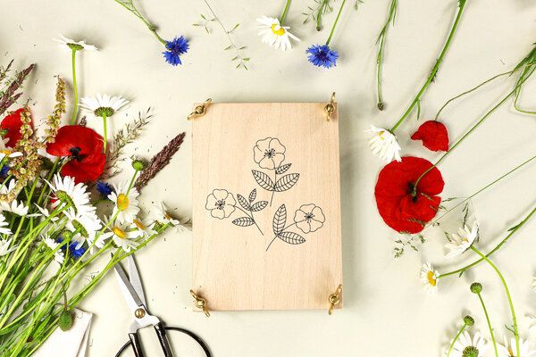 STUDIO KARAMELO BLUMENPRESSE aus Buchenholz HECKENROSE von STUDIO KARAMELO