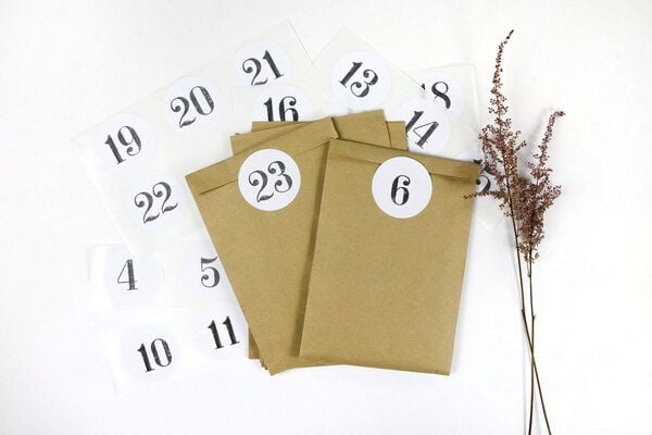 STUDIO KARAMELO DIY Adventskalender SET zum Befüllen | 24 Adventskalender Tüten + Zahlen Sticker von STUDIO KARAMELO
