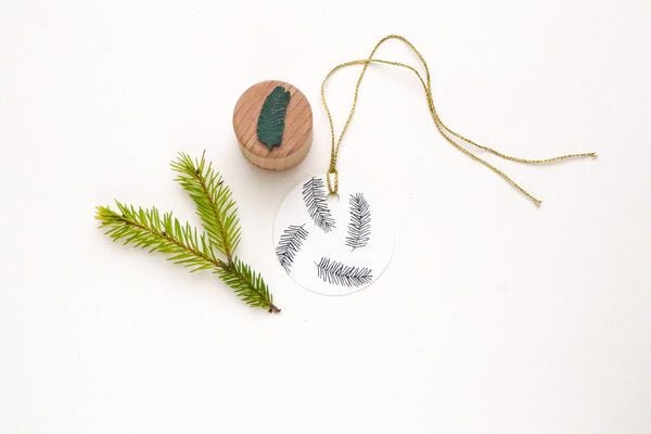 STUDIO KARAMELO Ministempel TANNENZWEIG Buchenholz von STUDIO KARAMELO