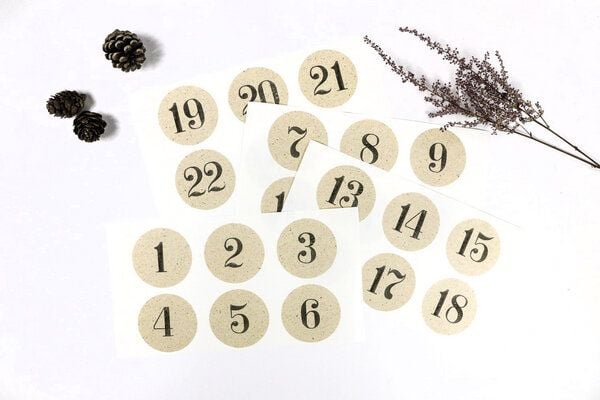 STUDIO KARAMELO Zahlen Sticker für Adventskalender | 24 Adventskalenderzahlen zum Aufkleben | Graspapier von STUDIO KARAMELO