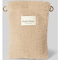 STUDIO NOOS Phone Bag mit Label-Patch in Ecru, Größe 1 von STUDIO NOOS