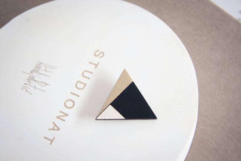 Dreieckige Holzbrosche Schwarz, Gold & Natürliches Lindenholz Dreieckige Holzbrosche Schwarz, Gold & Natürliches Lindenholz von STUDIONAT