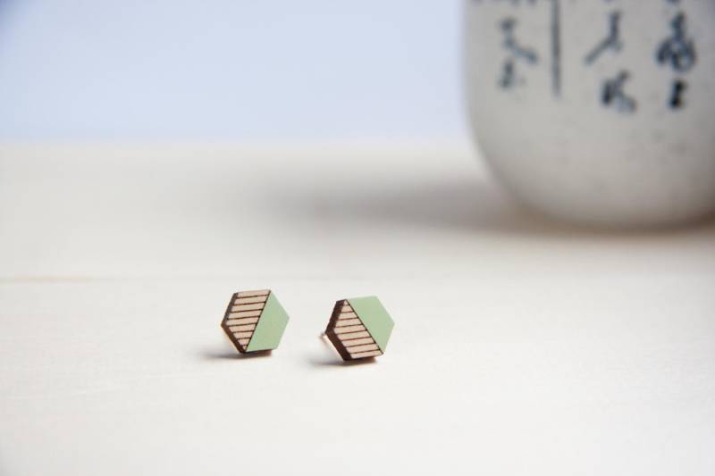 Grüne Mint Hexagon Holzohrstecker Chirurgenstahl Ohrstecker von STUDIONAT