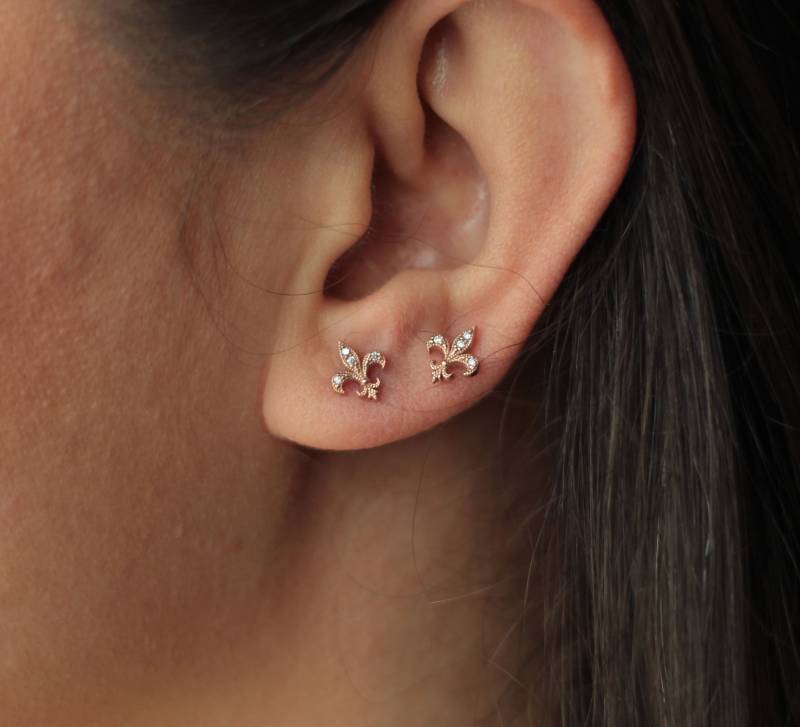Fleur De Lis Ohrstecker/14K Gold Paar von STUDIORAINJEWELRY