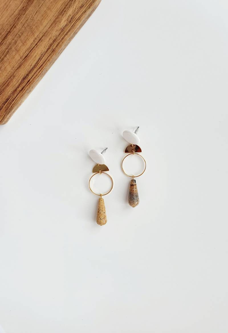 Acetat Celluloid Ohrring Mit Vergoldeten Scheibe /Münze Und Reifen-stecker Tropfen Edelstein Wüste Jasper von STUDIOTIQUE