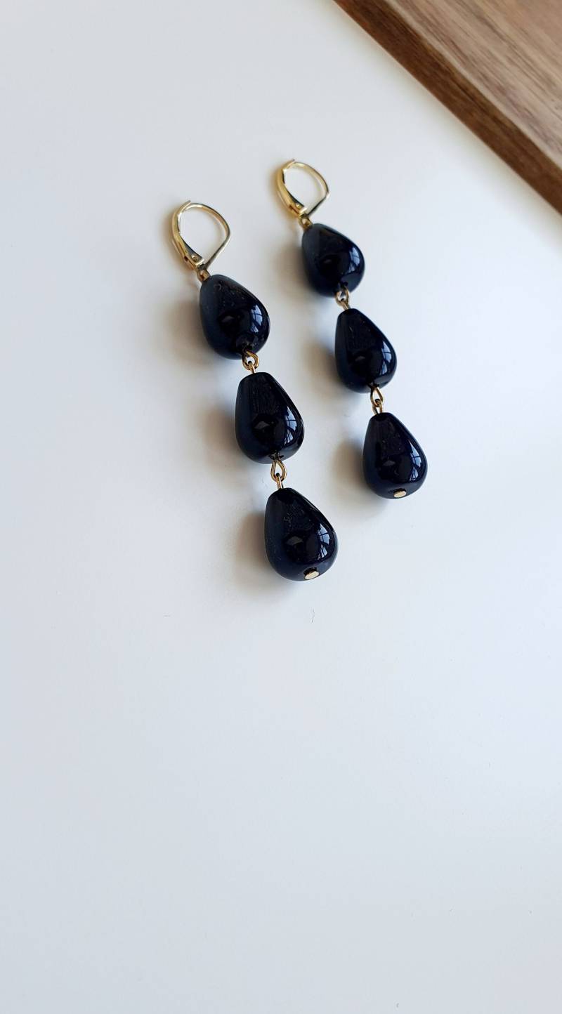 Vergoldeter Ohrring Mit Hängenden Edelsteinen Teardrop Black Achat von STUDIOTIQUE