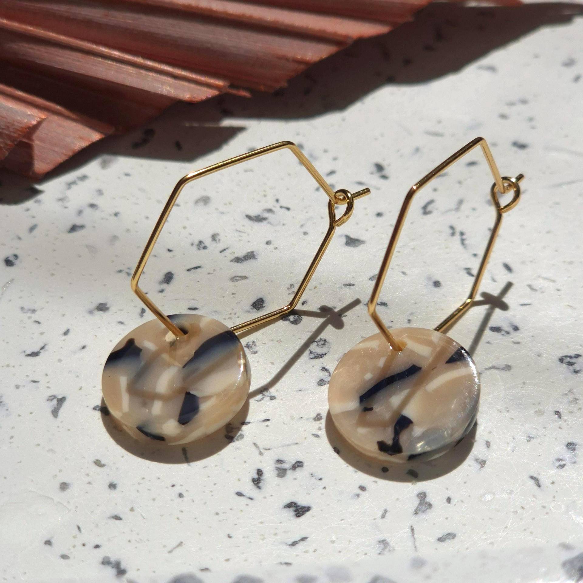 Oslo | Creolen 18K Vergoldet Hexagon Acetat-Anhänger Ohrringe Gold Geschenk Für Sie Oslo | Creolen 18K Vergoldet Hexagon Acetat-Anhänger Ohrringe Gold Geschenk Für Sie von STUDIOTrishDE